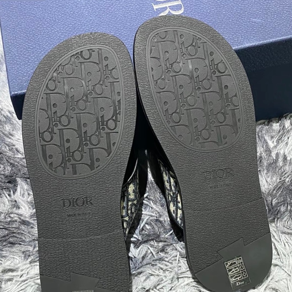 Dior Black and Cream Oblique Canvas Thong Sandals - Picture 5 of 5
